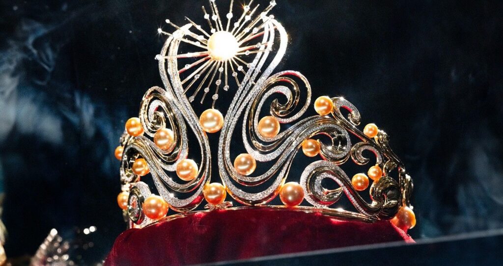 Miss Universe 2024 Lumière de l'Infini Crown